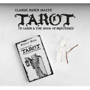 T102 Tarot Box Mockup Int